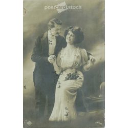 1910 - Romantic couple. Photo sheet, postcard. (2791009)