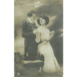 1910 – Romantic couple. Photo sheet, postcard. (2791013)