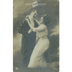 1910 - Romantic couple. Photo sheet, postcard. (2791014)