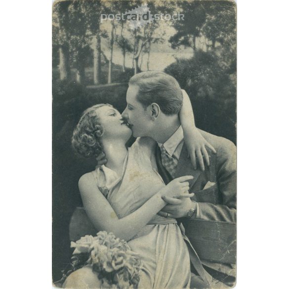 1942 – Romantic couple. Photo sheet, postcard. (2791030)