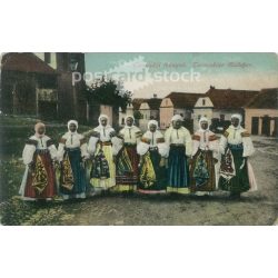   Girls from Toroczko. Photograph of a Transylvanian court photographer.Colored photo sheet, postcard. (2791074)