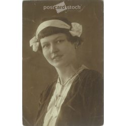   1920 - Portrait of a young woman by Rozgonyi, a modernist photographer. Photo sheet, postcard. (2791077