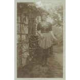 1921 - Berlin. Young lady in homemade apron in front of summer residence. Photo sheet, postcard. (2791112)