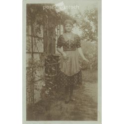   1921 - Berlin. Young lady in homemade apron in front of summer residence. Photo sheet, postcard. (2791112)