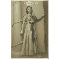   Young woman, studio shot. Kispest. Artistic photography of the photograper Csathó. Photo sheet, postcard. (2791298)