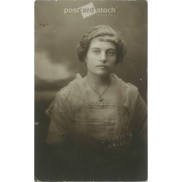 1921 – Portrait of a young woman. With the greetings: To my brother. Photo sheet, postcard. (2791340)