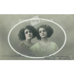   1909 - Women with special hairstyle. Colored photo sheet, poszcard. (2791350)