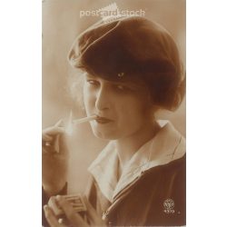   1928 – Elegant young French woman with cigarette. Colored photo sheet, postcard. (2791514)