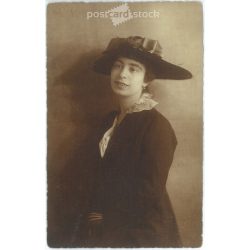   1921 - Portrait of picturesque young woman. Black and white photo sheet. Postcard. (2791533)