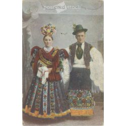   1919 - Folk costume of Mezőkövesd. Young Matyo couple. Colored photo sheet, postcard. (2791583)
