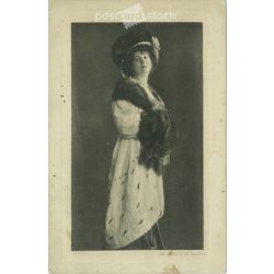   1911 - Lady in furcoat. Black and white photo sheet, postcard. (2791592)