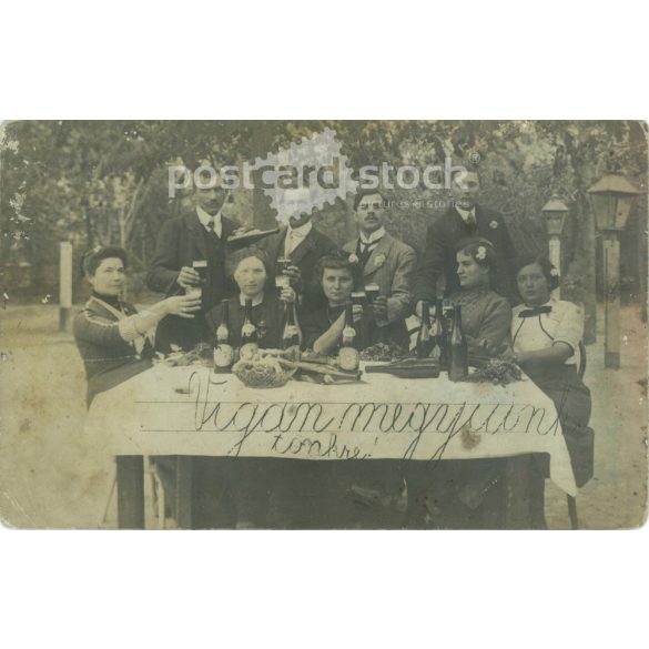 Group of friends with cheerful inscriptions. Photo sheet, postcard. (2791642)