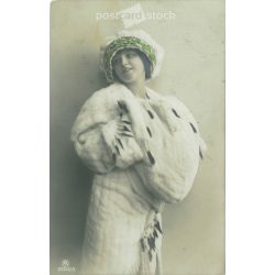 1913 - Romantic postcard. Colored photo sheet. (2791694)