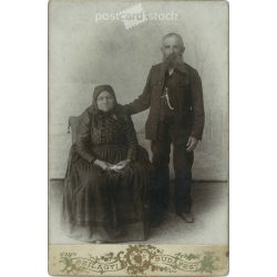   Cabinet photo of an elderly couple from the early 1900s. (2791715)