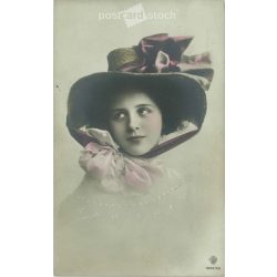   1912 - Pre-war hat fashion. Black and white photo sheet. (2791743)