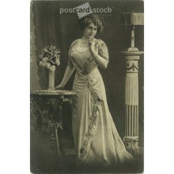   1918 - Romantic postcard. Black and white photo sheet. (2791745)