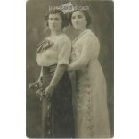 1915 - Sisters, studio shot. Postcard, photo sheet. (2791859)