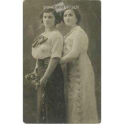   1915 - Sisters, studio shot. Postcard, photo sheet. (2791859)