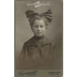   Portrait photo of young girl with huge bow from Kozmann and Companion’s photo studio. Debrecen. Cabinet photo / hardback photo / business card. (2791871)