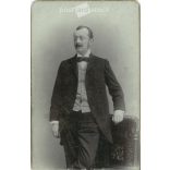 A talented, elegant gentleman, full-length portrait photo of Ferenc Kozma’s photography studio. Budapest. Cabinet photo / hardback photo / business card. (2791878)