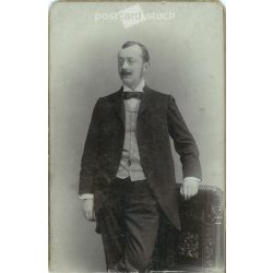   A talented, elegant gentleman, full-length portrait photo of Ferenc Kozma’s photography studio. Budapest. Cabinet photo / hardback photo / business card. (2791878)
