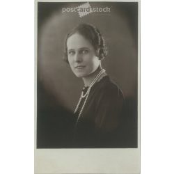   1926 – Work of HERZ art photography studio. Young lady with string of pearls and braided hairstyle. Original paper image. Postcard, photo sheet. (2791904)
