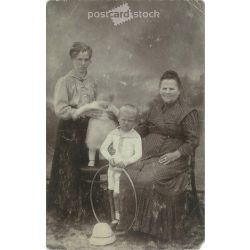   1919 – Mother with weasel and grandchildren. A year after the war. Original paper image. Postcard, photo sheet. (2791906)