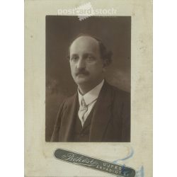   1920 - Portrait photo of a middle-aged man. Studio shot. Original paper image laminated on cardboard. (2791910)
