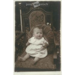   The young “heir to the throne,” the princess, has arrived. Pottok photo studio, Nagykáta. Original paper image. Postcard, photo sheet. (2791911)