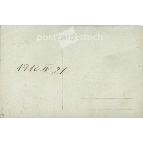 1910 - Young woman in front of a rose bush. In elegant dress, full-length photo. Original paper image. Postcard, photo sheet. (2791914)