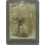 Grandmother and grandchildren, even before the war. Cabinet photo / hardback photo / business card. (2791916)