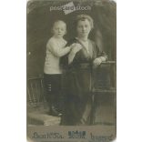 Leon H. Son photography studio, Budapest. Mother with son, full-length, studio photo. Cabinet photo / hardback photo / business card. (2791918)