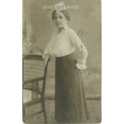   1917 - Photograph of an elegant lady. In fashionable, upscale attire. Original paper image. Postcard, photo sheet. (2791934)