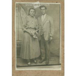   Full length photo of young couple, studio shot, laminated on cardboard. Original paper image of the turn of the century. (2791945)