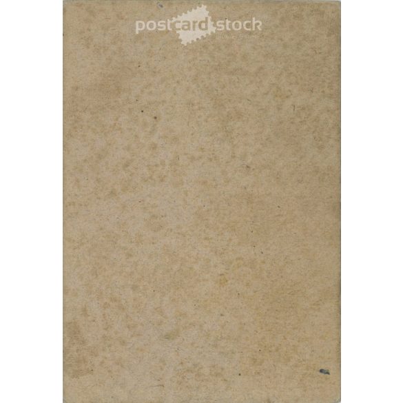 Full length photo of young couple, studio shot, laminated on cardboard. Original paper image of the turn of the century. (2791945)