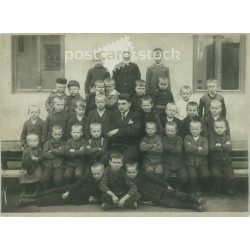  1927 - School class picture, full of small personalities. Original paper image. (2791951)