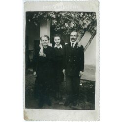   1945 – Photo taken in the studio of Lajos Tóth, a master photographer from the Földes. „Grandparents and grandchild.” A few months after the end of the war. Original paper image. Postcard, photo sheet. (2791969)