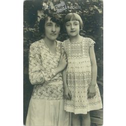   1933 – „Mother and daughter” photo in the garden. Original paper image. Postcard, photo sheet. (2791972) 