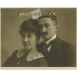 1924 - Studio photo of young couple. Original paper image. (2791987)