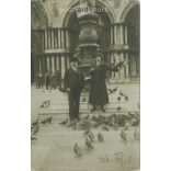 1924 - Venice. A couple feeding pigeons, the gentleman in a hat, with a walking stick. Black and white original paper image. Postcard, photo sheet. (2792039)