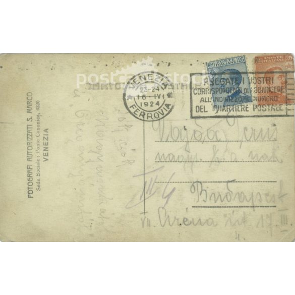 1924 - Venice. A couple feeding pigeons, the gentleman in a hat, with a walking stick. Black and white original paper image. Postcard, photo sheet. (2792039)