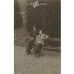   1913 – Ladies relaxing in a park. Original paper image. Postcard, photo sheet. (2792040)