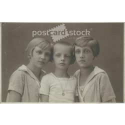  Recorded in Gyula Knöpfler’s studio. Half-length photo of brothers. Original paper image. Postcard, photo sheet. 1920s. (2792041)