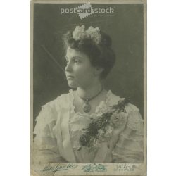   1908 - Gusztáv Matz photography studio, Igló and Poprád. Half-length studio photo. A young woman in fancy dress with an oval pendant around her neck.  Cabinet card / CDV photo / hardback photo. (2792110)