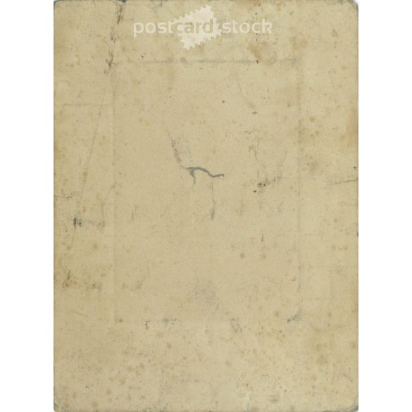 arly 1900s. Half-length photo of a young couple. Covered on rustic, embossed cardboard. Original paper image. (2792122)