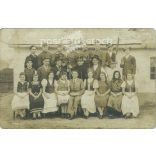 1910s - Village group portrait with soldiers. Black and white photo sheet, postcard. (2792129)