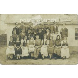  1910s - Village group portrait with soldiers. Black and white photo sheet, postcard. (2792129)