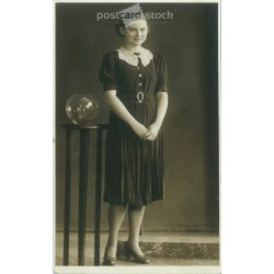   1940 - Full-length, studio photo of a young girl. Produced by Leon H. Fia’s photography studio. Black and white photo sheet, postcard. (2792133)