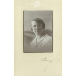   Studio Hunnia, portrait of a young woman. Black and white paper image, mounted on cardboard. (2792150)