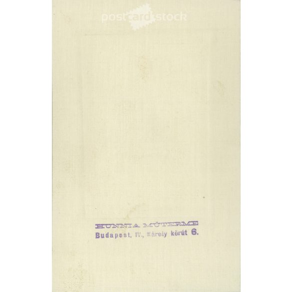 Studio Hunnia, portrait of a young woman. Black and white paper image, mounted on cardboard. (2792150)